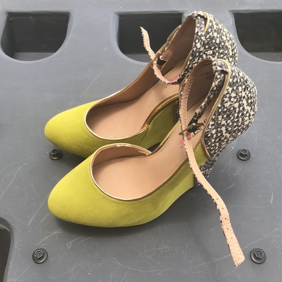 Pear green justFab heels - Picture 2 of 6